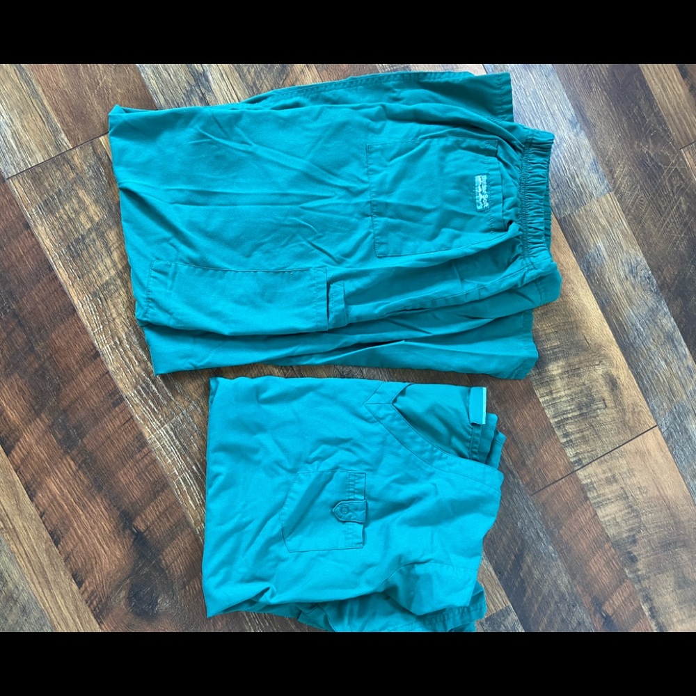 Uniform Advantage ButterSoft scrub set - green